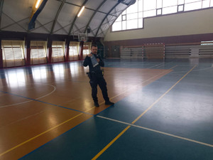 Policjant podczas spotkania z dziećmi.