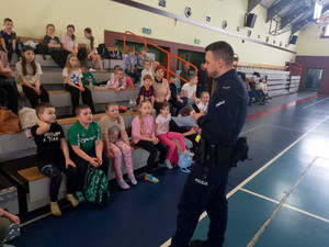 Policjant podczas spotkania z dziećmi.