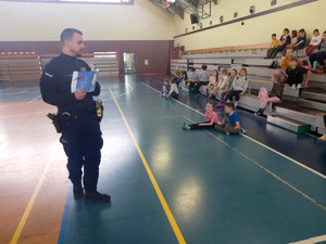 Policjant podczas spotkania z dziećmi.