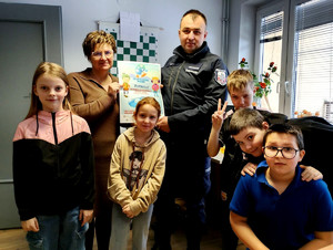 Policjant podczas spotkania z dziećmi.