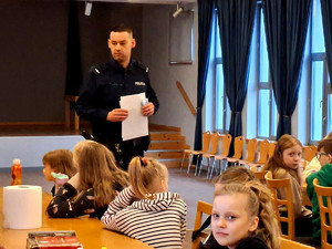 Policjant z dziećmi podczas pogadanki.