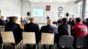 Policjanci i zaproszeni goście podczas odprawy rocznej.