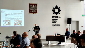 Policjanci i zaproszeni goście podczas odprawy rocznej.