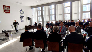 Policjanci i zaproszeni goście podczas odprawy rocznej.