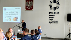 Policjanci i zaproszeni goście podczas odprawy rocznej.