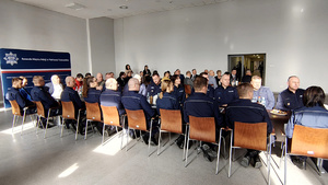 Policjanci i zaproszeni goście podczas odprawy rocznej.