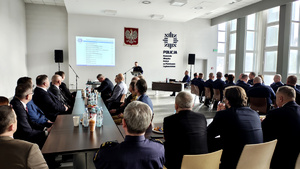 Policjanci i zaproszeni goście podczas odprawy rocznej.