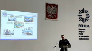 Policjanci i zaproszeni goście podczas odprawy rocznej.