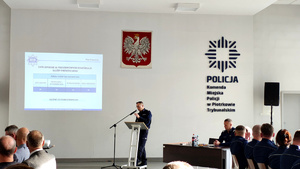 Policjanci i zaproszeni goście podczas odprawy rocznej.