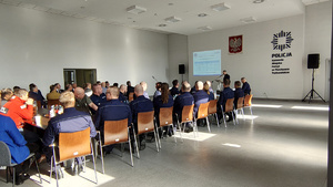 Policjanci i zaproszeni goście podczas odprawy rocznej.