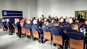Policjanci i zaproszeni goście podczas odprawy rocznej.