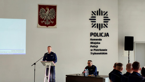 Policjanci i zaproszeni goście podczas odprawy rocznej.