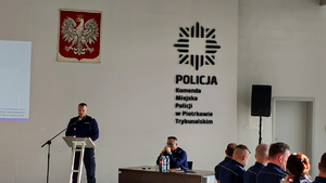 Policjanci i zaproszeni goście podczas odprawy rocznej.