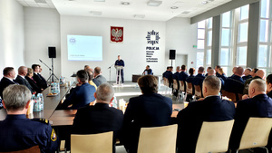 Policjanci i zaproszeni goście podczas odprawy rocznej.