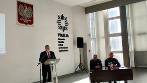 Policjanci i zaproszeni goście podczas odprawy rocznej.