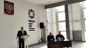 Policjanci i zaproszeni goście podczas odprawy rocznej.