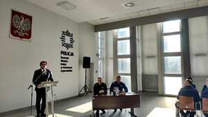 Policjanci i zaproszeni goście podczas odprawy rocznej.