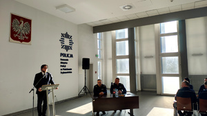 Policjanci i zaproszeni goście podczas odprawy rocznej.