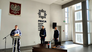 Policjanci i zaproszeni goście podczas odprawy rocznej.