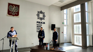 Policjanci i zaproszeni goście podczas odprawy rocznej.