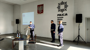 Policjanci i zaproszeni goście podczas odprawy rocznej.