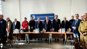 Policjanci i zaproszeni goście podczas odprawy rocznej.