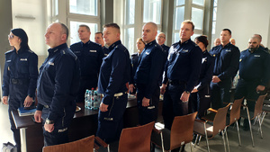 Policjanci i zaproszeni goście podczas odprawy rocznej.