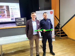 Policjant z wójtem podczas spotkania profilaktycznego.