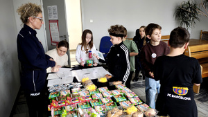 Policjantka z dziećmi podczas ferii w komendzie.