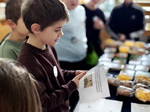 Policjantka z dziećmi podczas ferii w komendzie.