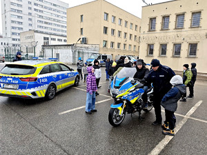 Policjanci z dziećmi podczas ferii w komendzie.