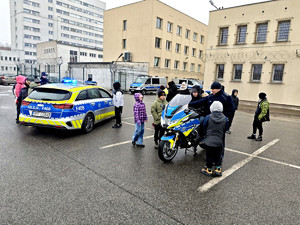Policjanci z dziećmi podczas ferii w komendzie.