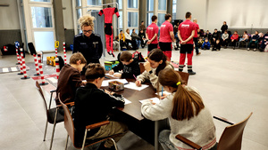 Ratownicy WOPR podczas spotkania z dziećmi.