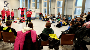 Ratownicy WOPR podczas spotkania z dziećmi.