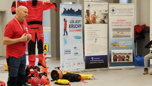 Ratownicy WOPR podczas spotkania z dziećmi.