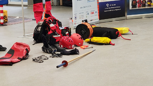 Ratownicy WOPR podczas spotkania z dziećmi.