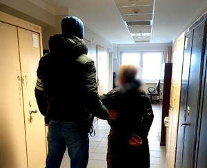 Policjant z zatrzymaną kobietą.