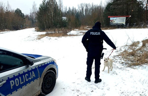 Policjant z zabezpieczonym psem.