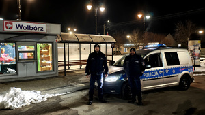 Dzielnicowi przy radiowozie.