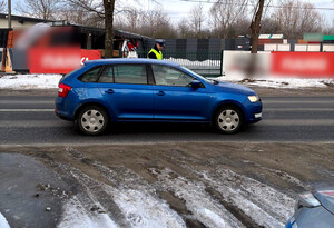 Policjant podczas działań na drodze.