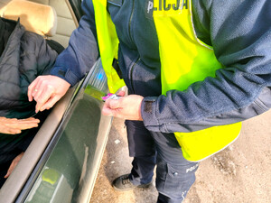 Policjant podczas działań na drodze.
