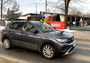 Policjant podczas działań na drodze.