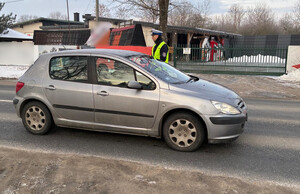 Policjant podczas działań na drodze.