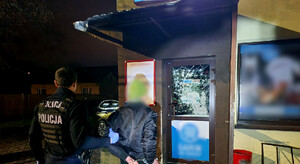 Policjant z zatrzymanym mężczyzną.