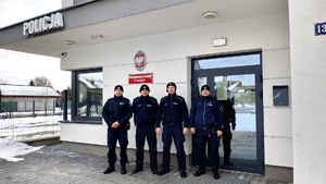 Dzielnicowi stoją przy Posterunku Policji w Rozprzy.