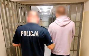 Policjant z zatrzymanym mężczyzną.