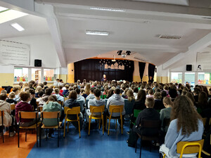 Policjanci i uczniowie podczas spotkania profilaktycznego.