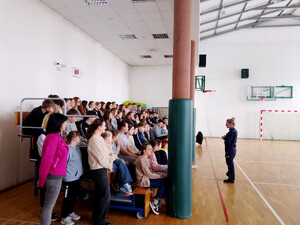 Policjanci i uczniowie podczas spotkania profilaktycznego.
