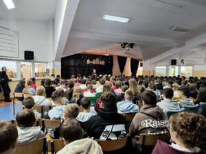 Policjanci i uczniowie podczas spotkania profilaktycznego.