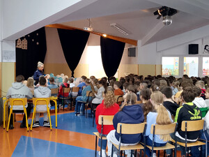Policjanci i uczniowie podczas spotkania profilaktycznego.